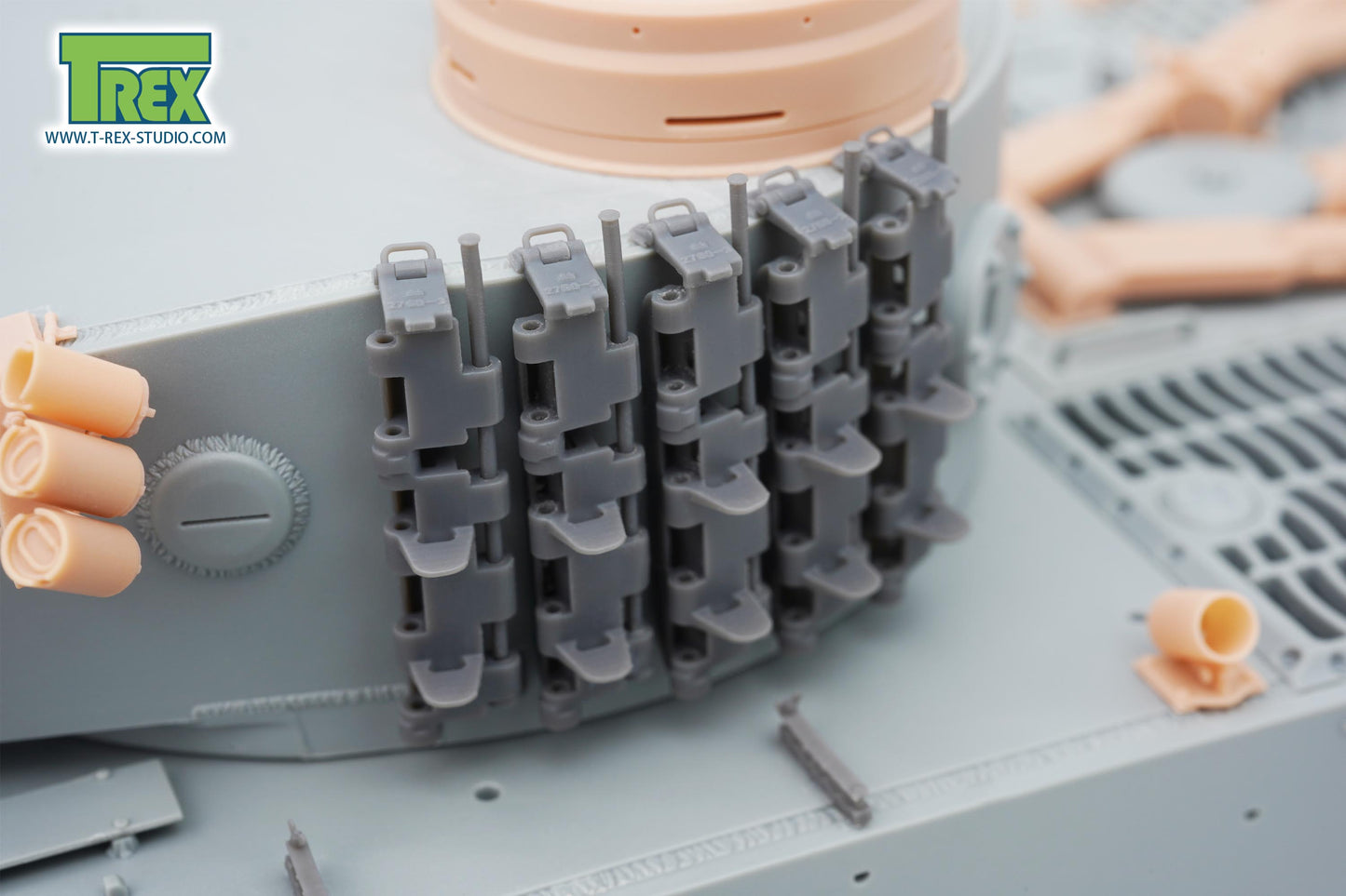 1/35 Spare Track Holder Set w/Smooth Tread Track Links for Tiger I Early/Mid Production