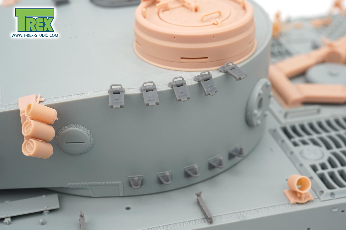 1/35 Spare Track Holder Set w/Smooth Tread Track Links for Tiger I Early/Mid Production